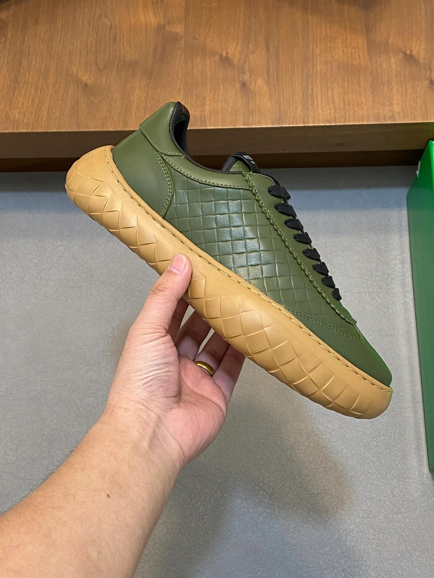 p440💰Men's Shoes BV/Bottega Veneta🆕The new men's moral training sneakers, made of Sneaker technology nylon and suede, inspired by retro basketball shoes, a new interpretation of classic sneakers, a lightweight, comfortable and breathable summer must-have item, the soles are made of classic woven texture, super recognizable, nylon suede stitching, full of texture!  Size: 38-45